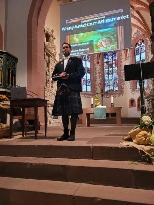 Christian Feidner gestaltete die Andacht stilecht im Schottenrock. - Foto: Christian Feidner